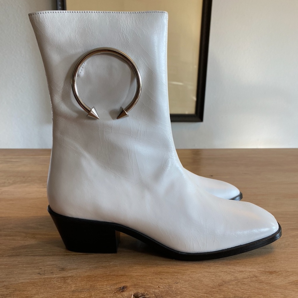 New in Box DORATEYMUR 38.5 white ankle boots booties boot black sole